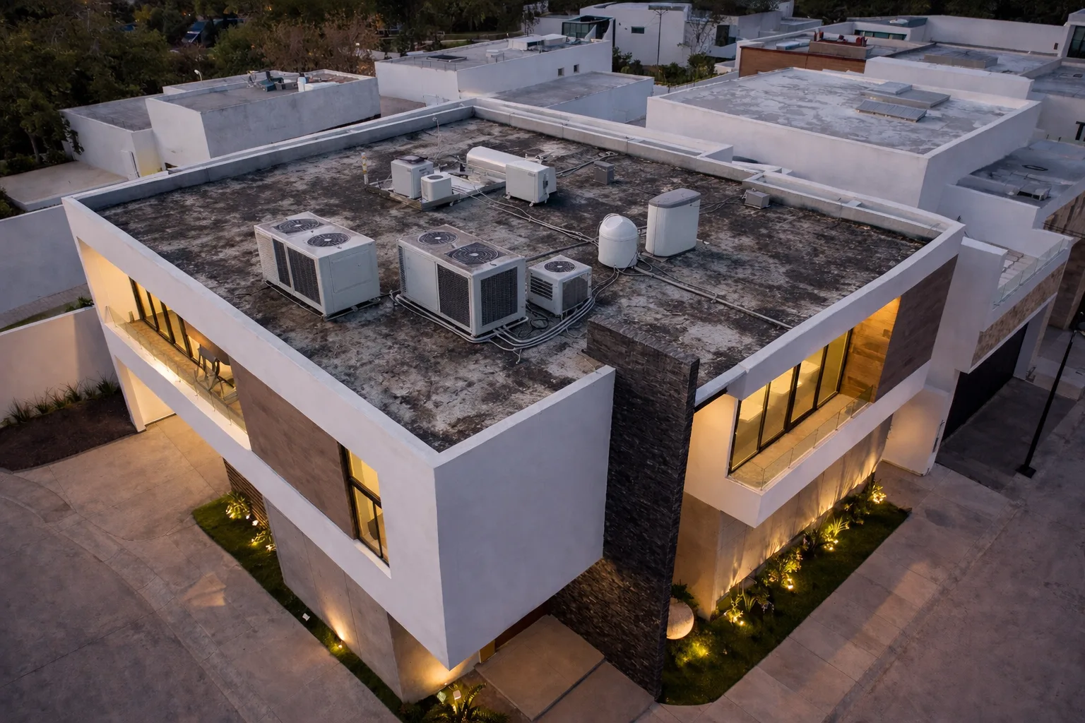 Cubierta de concreto impermeabilizada con sistema acrílico blanco